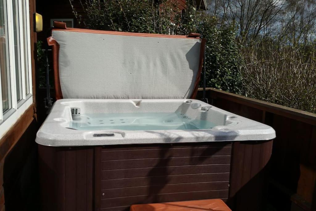 Luxury Peak District Lodge, Hot Tub, Log Burner, Nr Lake Rudyard Esterno foto